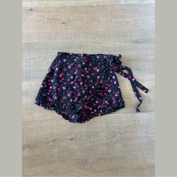 for love and lemons pink black floral print tie wrap belted ruffle skort - Picture 2 of 6